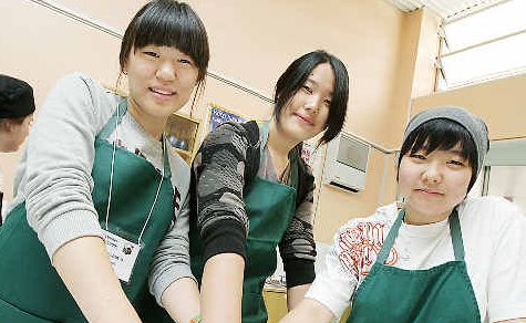 Aussie experience: South Korean High School students visiting Murwillumbah made damper yesterday at Wollumbin High School. Aussie experience: South Korean High School students visiting Murwillumbah made damper yesterday at Wollumbin High School.
